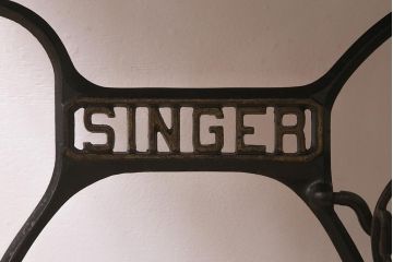 シンガー社(SINGER)　ヒノキ材　リメイク　鉄脚がお洒落なミシンテーブル(シンガーミシン、サイドテーブル、カフェテーブル、ミシン台)(R-043267)