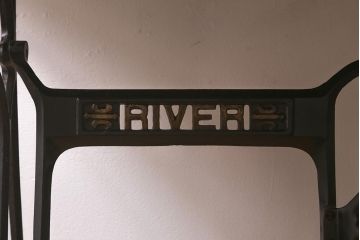 和製アンティーク　リバー社(RIVER)　リメイク　昭和初期　珍しいデザインのミシンテーブル(サイドテーブル、カフェテーブル、ミシン台)(R-043269)