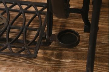 和製アンティーク　リバー社(RIVER)　リメイク　昭和初期　珍しいデザインのミシンテーブル(サイドテーブル、カフェテーブル、ミシン台)(R-043269)