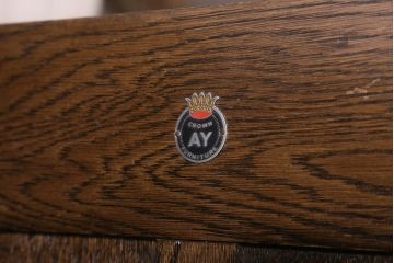 ヴィンテージ家具　ヨーロッパビンテージ　CROWN AY FURNITURE　オーク材　優雅な彫りの意匠が目を引くワードローブ(洋服箪笥)(R-043270)