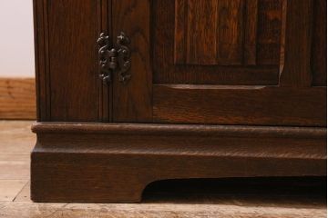ヴィンテージ家具　ヨーロッパビンテージ　CROWN AY FURNITURE　オーク材　優雅な彫りの意匠が目を引くワードローブ(洋服箪笥)(R-043270)