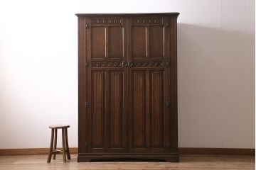 ヴィンテージ家具　ヨーロッパビンテージ　CROWN AY FURNITURE　オーク材　優雅な彫りの意匠が目を引くワードローブ(洋服箪笥)(R-043270)
