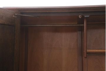 ヴィンテージ家具　ヨーロッパビンテージ　CROWN AY FURNITURE　オーク材　優雅な彫りの意匠が目を引くワードローブ(洋服箪笥)(R-043270)