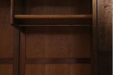 ヴィンテージ家具　ヨーロッパビンテージ　CROWN AY FURNITURE　オーク材　優雅な彫りの意匠が目を引くワードローブ(洋服箪笥)(R-043270)