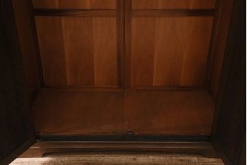 ヴィンテージ家具　ヨーロッパビンテージ　CROWN AY FURNITURE　オーク材　優雅な彫りの意匠が目を引くワードローブ(洋服箪笥)(R-043270)