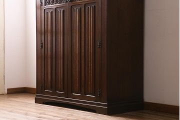ヴィンテージ家具　ヨーロッパビンテージ　CROWN AY FURNITURE　オーク材　優雅な彫りの意匠が目を引くワードローブ(洋服箪笥)(R-043270)