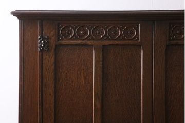 ヴィンテージ家具　ヨーロッパビンテージ　CROWN AY FURNITURE　オーク材　優雅な彫りの意匠が目を引くワードローブ(洋服箪笥)(R-043270)