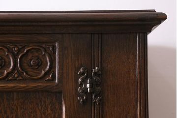 ヴィンテージ家具　ヨーロッパビンテージ　CROWN AY FURNITURE　オーク材　優雅な彫りの意匠が目を引くワードローブ(洋服箪笥)(R-043270)