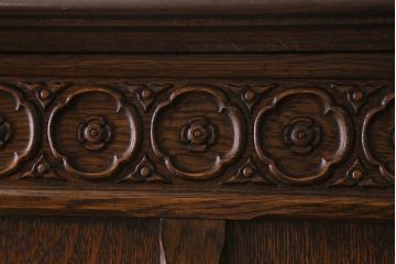 ヴィンテージ家具　ヨーロッパビンテージ　CROWN AY FURNITURE　オーク材　優雅な彫りの意匠が目を引くワードローブ(洋服箪笥)(R-043270)