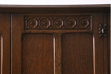 ヴィンテージ家具　ヨーロッパビンテージ　CROWN AY FURNITURE　オーク材　優雅な彫りの意匠が目を引くワードローブ(洋服箪笥)(R-043270)