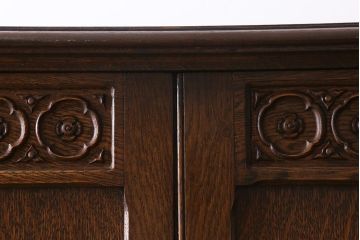 ヴィンテージ家具　ヨーロッパビンテージ　CROWN AY FURNITURE　オーク材　優雅な彫りの意匠が目を引くワードローブ(洋服箪笥)(R-043270)