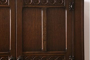 ヴィンテージ家具　ヨーロッパビンテージ　CROWN AY FURNITURE　オーク材　優雅な彫りの意匠が目を引くワードローブ(洋服箪笥)(R-043270)