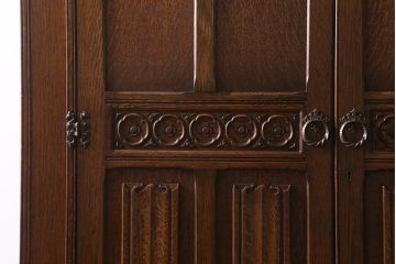 ヴィンテージ家具　ヨーロッパビンテージ　CROWN AY FURNITURE　オーク材　優雅な彫りの意匠が目を引くワードローブ(洋服箪笥)(R-043270)