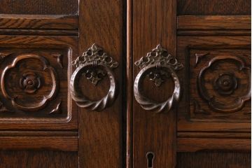 ヴィンテージ家具　ヨーロッパビンテージ　CROWN AY FURNITURE　オーク材　優雅な彫りの意匠が目を引くワードローブ(洋服箪笥)(R-043270)