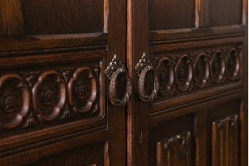 ヴィンテージ家具　ヨーロッパビンテージ　CROWN AY FURNITURE　オーク材　優雅な彫りの意匠が目を引くワードローブ(洋服箪笥)(R-043270)