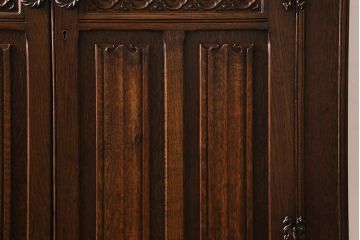 ヴィンテージ家具　ヨーロッパビンテージ　CROWN AY FURNITURE　オーク材　優雅な彫りの意匠が目を引くワードローブ(洋服箪笥)(R-043270)