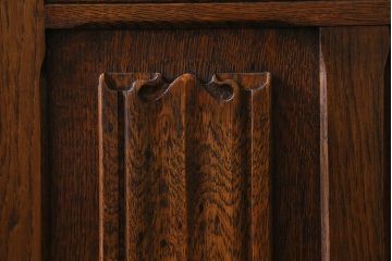 ヴィンテージ家具　ヨーロッパビンテージ　CROWN AY FURNITURE　オーク材　優雅な彫りの意匠が目を引くワードローブ(洋服箪笥)(R-043270)