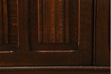 ヴィンテージ家具　ヨーロッパビンテージ　CROWN AY FURNITURE　オーク材　優雅な彫りの意匠が目を引くワードローブ(洋服箪笥)(R-043270)