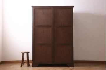 ヴィンテージ家具　ヨーロッパビンテージ　CROWN AY FURNITURE　オーク材　優雅な彫りの意匠が目を引くワードローブ(洋服箪笥)(R-043270)