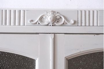 アンティーク家具　和製アンティーク　ダイヤガラス入り!アンティークペイントの上品な食器棚(収納棚、カップボード)(R-043271)