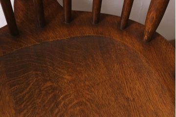 イギリスビンテージ　オーク材　脚の挽き加工が上品なアームチェア(ダイニングチェア、板座チェア、ウィンザーチェア、ウインザーチェア)(R-043273)