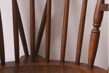イギリスビンテージ　オーク材　脚の挽き加工が上品なアームチェア(ダイニングチェア、板座チェア、ウィンザーチェア、ウインザーチェア)(R-043273)