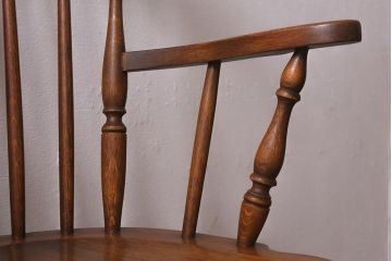 イギリスビンテージ　オーク材　脚の挽き加工が上品なアームチェア(ダイニングチェア、板座チェア、ウィンザーチェア、ウインザーチェア)(R-043273)