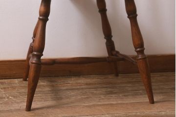 イギリスビンテージ　オーク材　脚の挽き加工が上品なアームチェア(ダイニングチェア、板座チェア、ウィンザーチェア、ウインザーチェア)(R-043273)