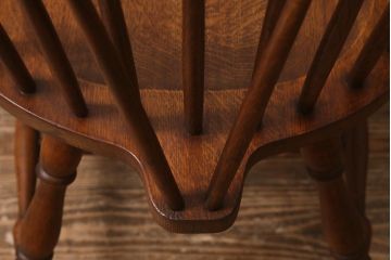 イギリスビンテージ　オーク材　脚の挽き加工が上品なアームチェア(ダイニングチェア、板座チェア、ウィンザーチェア、ウインザーチェア)(R-043273)