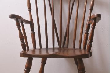 イギリスビンテージ　オーク材　脚の挽き加工が上品なアームチェア(ダイニングチェア、板座チェア、ウィンザーチェア、ウインザーチェア)(R-043274)