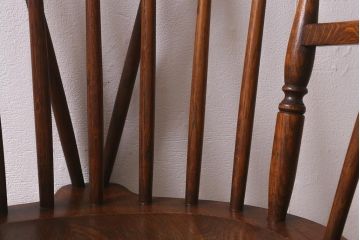 イギリスビンテージ　オーク材　脚の挽き加工が上品なアームチェア(ダイニングチェア、板座チェア、ウィンザーチェア、ウインザーチェア)(R-043274)
