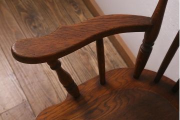 イギリスビンテージ　オーク材　脚の挽き加工が上品なアームチェア(ダイニングチェア、板座チェア、ウィンザーチェア、ウインザーチェア)(R-043274)