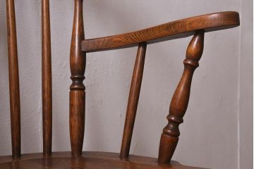 イギリスビンテージ　オーク材　脚の挽き加工が上品なアームチェア(ダイニングチェア、板座チェア、ウィンザーチェア、ウインザーチェア)(R-043274)