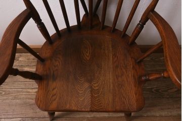 イギリスビンテージ　オーク材　脚の挽き加工が上品なアームチェア(ダイニングチェア、板座チェア、ウィンザーチェア、ウインザーチェア)(R-043274)