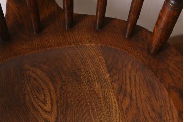 イギリスビンテージ　オーク材　脚の挽き加工が上品なアームチェア(ダイニングチェア、板座チェア、ウィンザーチェア、ウインザーチェア)(R-043274)