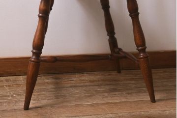 イギリスビンテージ　オーク材　脚の挽き加工が上品なアームチェア(ダイニングチェア、板座チェア、ウィンザーチェア、ウインザーチェア)(R-043274)