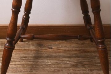 イギリスビンテージ　オーク材　脚の挽き加工が上品なアームチェア(ダイニングチェア、板座チェア、ウィンザーチェア、ウインザーチェア)(R-043274)