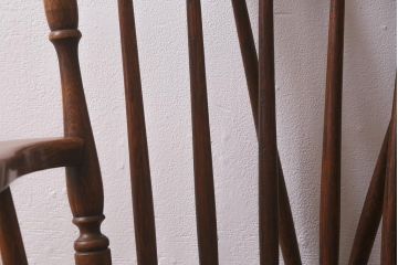 イギリスビンテージ　オーク材　脚の挽き加工が上品なアームチェア(ダイニングチェア、板座チェア、ウィンザーチェア、ウインザーチェア)(R-043276)