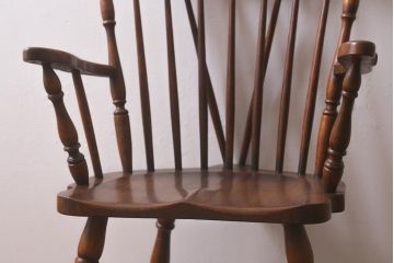 イギリスビンテージ　オーク材　脚の挽き加工が上品なアームチェア(ダイニングチェア、板座チェア、ウィンザーチェア、ウインザーチェア)(R-043276)