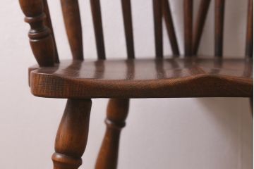 イギリスビンテージ　オーク材　脚の挽き加工が上品なアームチェア(ダイニングチェア、板座チェア、ウィンザーチェア、ウインザーチェア)(R-043276)