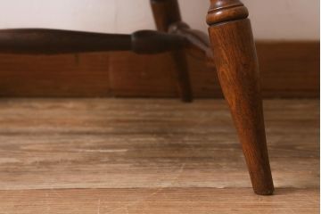 イギリスビンテージ　オーク材　脚の挽き加工が上品なアームチェア(ダイニングチェア、板座チェア、ウィンザーチェア、ウインザーチェア)(R-043276)