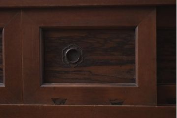 アンティーク家具　前板黒柿材　和モダンにおすすめの4尺水屋箪笥(四尺重ね水屋、戸棚、収納棚)(R-043286)
