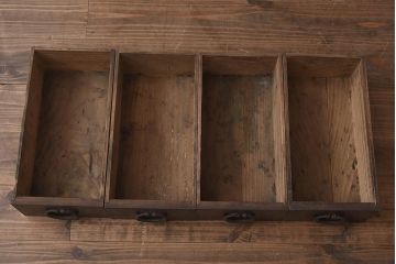 アンティーク家具　シックな佇まいが魅力的な4尺水屋箪笥(四尺重ね水屋、戸棚、収納棚)(R-043289)