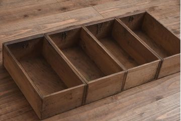 アンティーク家具　シックな佇まいが魅力的な4尺水屋箪笥(四尺重ね水屋、戸棚、収納棚)(R-043289)
