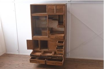 レトロ家具　昭和中期　前面ケヤキ材・玉杢　黒柿　上品な和の雰囲気が感じられる茶箪笥(茶棚、収納棚、キャビネット)(R-043290)