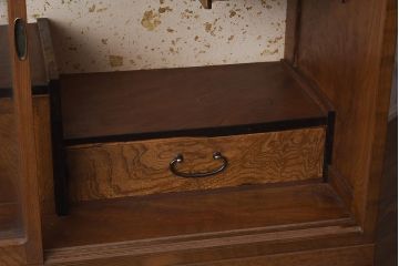 レトロ家具　昭和中期　前面ケヤキ材・玉杢　黒柿　上品な和の雰囲気が感じられる茶箪笥(茶棚、収納棚、キャビネット)(R-043290)