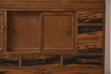 レトロ家具　昭和中期　前面ケヤキ材・玉杢　黒柿　上品な和の雰囲気が感じられる茶箪笥(茶棚、収納棚、キャビネット)(R-043290)