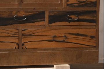 レトロ家具　昭和中期　前面ケヤキ材・玉杢　黒柿　上品な和の雰囲気が感じられる茶箪笥(茶棚、収納棚、キャビネット)(R-043290)
