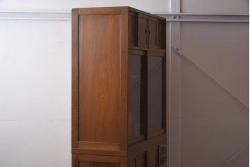 レトロ家具　昭和中期　前面ケヤキ材・玉杢　黒柿　上品な和の雰囲気が感じられる茶箪笥(茶棚、収納棚、キャビネット)(R-043290)