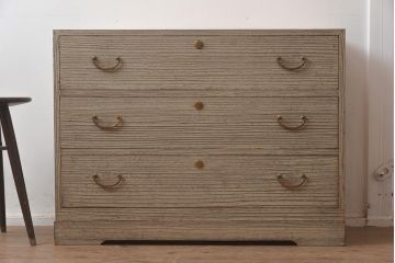 レトロ家具　昭和中期　前面桐材　引き出し3杯・台輪付き　素朴でシンプルな衣装箪笥(引き出し、チェスト)(R-043291)